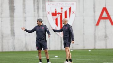 El técnico del Athletic de Bilbao, Ernesto Valverde (i), supervisa el entrenamiento que el conjunto rojiblanco ha celebrado este martes para preparar el partido liguero del domingo ante el Barcelona en el Estadio Lluis Companys. EFE/Miguel Toña
