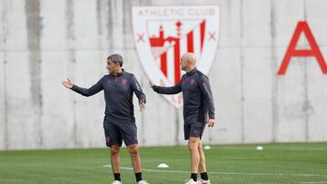 El técnico del Athletic de Bilbao, Ernesto Valverde (i), supervisa el entrenamiento que el conjunto rojiblanco ha celebrado este martes para preparar el partido liguero del domingo ante el Barcelona en el Estadio Lluis Companys. EFE/Miguel Toña