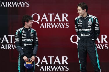 Los pilotos de Mercedes, George Russell y Kimi Antonelli, celebran su doblete en el podio del GP de Australia.