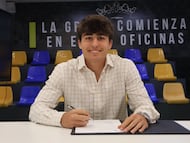 Juan Díaz firmando su renovación con el Cádiz CF en el estadio Nuevo Mirandilla. Foto: Cádiz CF.