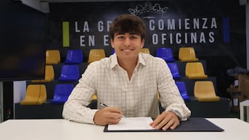 Juan Díaz firmando su renovación con el Cádiz CF en el estadio Nuevo Mirandilla. Foto: Cádiz CF.