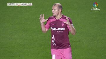 Zozulia estuvo a punto de hacer el gol de su vida en Vallecas desde 25 metros en plena pitada