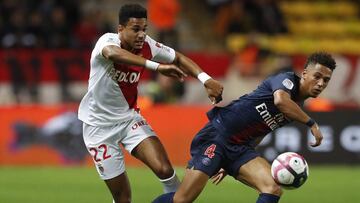 Mboula (izquierda) durante el partido contra el PSG.