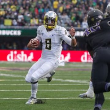 Marcus Mariota en una jugada con Oregon.