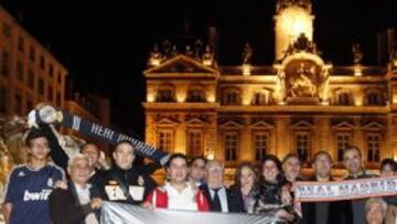 <b>ORGULLOSOS. </b>La Peña Rhone-Alpes recibió a AS al pie de la fuente de Bertholdi, una de las joyas arquitectónicas de Lyon.