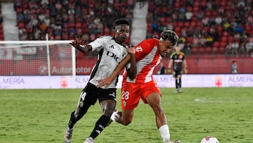 Rachad persigue el balón.