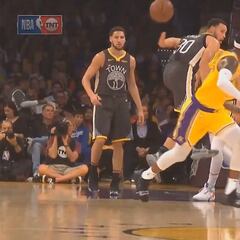 Esto son los Warriors: el pase circense de Curry a Durant... por la espalda y más de 10m