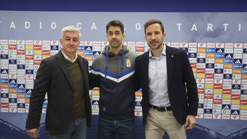22/01/25 REAL OVIEDO PRESENTACION DE CESAR DE LA HOZ COMO NUEVO JUGADOR DEL REAL OVIEDO ENTRE EL DIRECTOR DEPORTIVO ROBERTO SUAREZ (I) Y EL DIRECTOR GENERAL AGUSTIN LLEIDA (D)