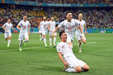 3-3. Mario Gavranovic celebra el tercer gol.