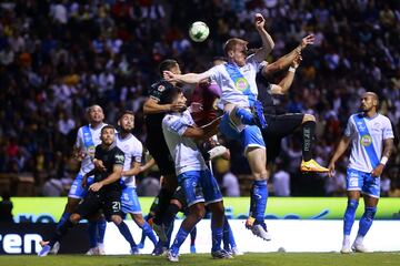 PUEBLA, MEXICO - MAY 11: Fernando Aristeguieta (F) of Puebla competes for the ball Bruno Valdez of America with during the quarterfinals first leg match between Puebla and America as part of the Torneo Grita Mexico C22 Liga MX at Cuauhtemoc Stadium on May 11, 2022 in Puebla, Mexico.   Hector Vivas/Getty Images/AFP
== FOR NEWSPAPERS, INTERNET, TELCOS & TELEVISION USE ONLY ==