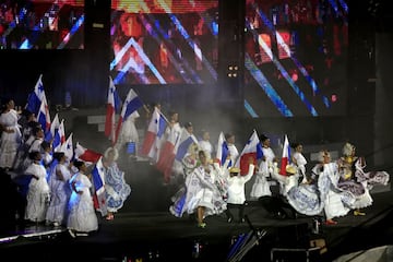 A las 8 de la noche comenzó la clausura de las justas que estuvo marcada por tres aspectos. La entrega de la próxima edición de los Juegos a Panamá que será la próxima sede, la muestra del Carnaval de Barranquilla y el concierto de Silvestre Dangond.