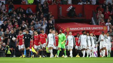 Manchester United y Liverpool saliendo en Old Trafford para el partido por la tercera fecha de la Premier League.