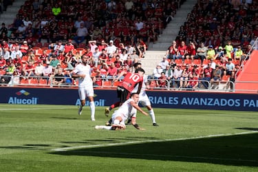 El Mirandés se agarra con uñas y dientes a la Segunda, tras su triunfo ante la Cultural. Carlos Fernández anotó un tanto y ya suma 16 en Liga; y seis, en los últimos siete partidos.