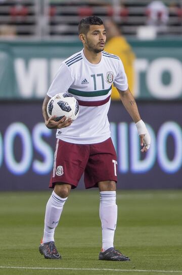 Después de no encontrar mayores oportunidades con Monterrey, se aventuró en los Países Bajos, siendo que salió con problemas de los Rayados por lo mismo. En primera instancia batalló con Twente pero terminó por consolidarse en el Porto.