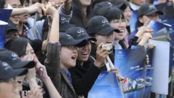 <b>GRAN EXPECTACIÓN. </b>Los aficionados chinos no quisieron perderse la llegada de los pilotos al circuito.