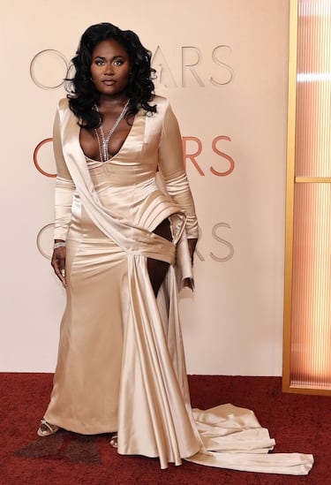 Danielle Brooks posa en la alfombra roja del Dolby Theatre.