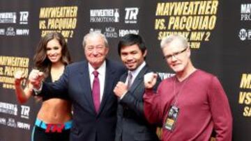 Bob Arum (izda.), con Manny Pacquiao y Freddie Roach, el preparador.