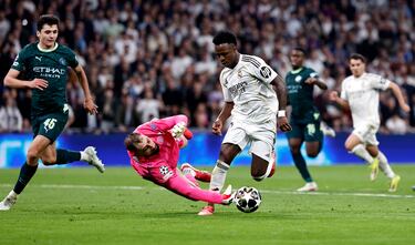 Vinicius, en el mano a mano, regatea a Gianluigi Donnaruma y el brasileño es derribado por el portero italiano.
