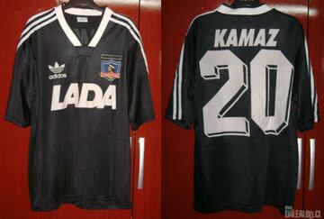 Para los colocolinos, esta es una de las camisetas más significativas. No solo fueron campeones del torneo, si no que además, levantaron su primera y única Copa Libertadores de su historia.