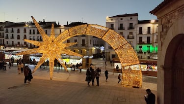 El mercadillo navideño se encuentra situado en el Paseo de Cánovas donde encontrarás diferentes casetas con artículos propios de estas fechas además de regalos artesanales y productos gastronómicos. Abierto desde el 29 de noviembre hasta el 6 de enero de 2026. Horarios: mañanas de 11:00 a 14:00 y tardes de 17:00 a 22:00. 