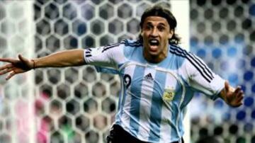 Celebró 19 goles por Argentina (98, 2002, 2006) y hasta ahora es el máximo anotador en la historia de las Eliminatorias.