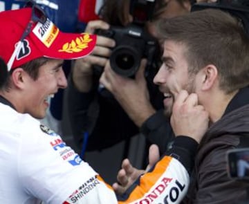 Marc Marquez y Gerad Pique en el paddock de la última prueba del mundial el Gran Premio de la Comunidad Valenciana disputado en el Circuito Ricardo Tormo en Cheste