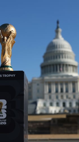Imagen del trofeo de la Copa Mundial de la FIFA afuera del Capitolio en Washington D.C. en un día soleado.