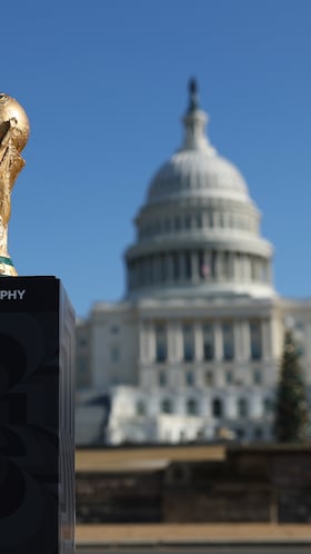 Imagen del trofeo de la Copa Mundial de la FIFA afuera del Capitolio en Washington D.C. en un día soleado.
