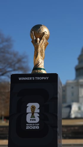 Imagen del trofeo de la Copa Mundial de la FIFA afuera del Capitolio en Washington D.C. en un día soleado.