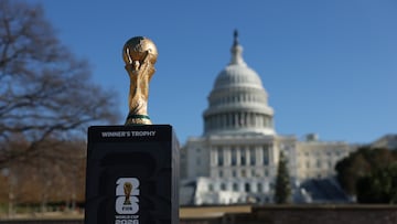 Imagen del trofeo de la Copa Mundial de la FIFA afuera del Capitolio en Washington D.C. en un día soleado.