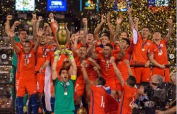 Chile campeón de Copa América Centenario: La Conmebol quiso conmemorar los 100 años del trofeo más longevo de fútbol de selecciones con un torneo en Estados Unidos. Dieciséis selecciones participaron entre Conmebol y CONCACAF donde al final Chile repitió como campeón continental al vencer a Argentina el 26 de junio 4-2 por penales.