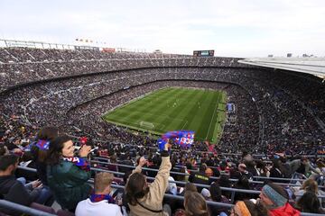 La afici¨®n del Barcelona volvi¨® a acudir a la llamada del equipo femenino para batir, s¨®lo unas semanas despu¨¦s, el r¨¦cord de asistencia a un partido de f¨²tbol femenino. Los 91.648 espectadores que disfrutaron de la manita azulgrana superan los 91.553 que acudieron al duelo ante el Real Madrid en el coliseo barcelon¨¦s.