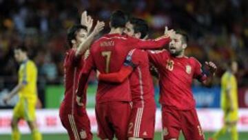 David Silva celebrando el gol de Morata con Isco, ante Ucrania.