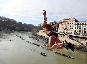 Los romanos han saltado desde lo alto del Puente Cavour, sobre el río que atraviesa la Ciudad Eterna para dar la bienvenida al 2023.