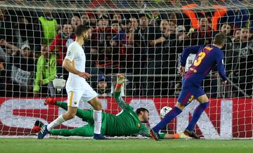 Piqué scores Barcelona's third goal. (3-0)
