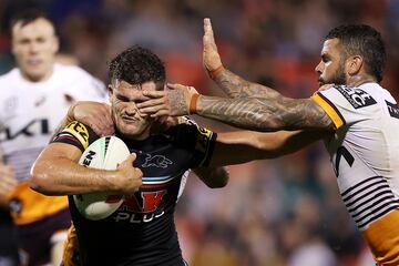 A juzgar por el resultado final (12-13) se diría que los Brisbane Broncos supieron dar con la tecla para superar a los Penrith Panthers en su visita al BlueBet Stadium de Penrith (Australia). Tal vez la consigna fuera parar al jugador local Nathan Cleary, quien en la foto es agarrado por los hombros por un rival al tiempo que otro le pone la mano en un ojo.