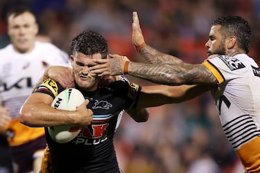 A juzgar por el resultado final (12-13) se diría que los Brisbane Broncos supieron dar con la tecla para superar a los Penrith Panthers en su visita al BlueBet Stadium de Penrith (Australia). Tal vez la consigna fuera parar al jugador local Nathan Cleary, quien en la foto es agarrado por los hombros por un rival al tiempo que otro le pone la mano en un ojo.