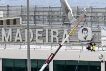 Trabajadores del aeropuerto colocan el cartel de Cristiano Ronaldo en Aeropuerto Internacional de Madeira que a partir del próximo día 29 de marzo llevará el nombre de Cristiano Ronaldo.
