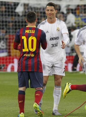 Saludo de Cristiano Ronaldo y Messi.