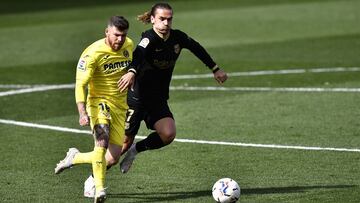 VILLAREAL, SPAIN - APRIL 25: Alberto Moreno of Villarreal CF battles for possession with Antoine Griezmann of FC Barcelona during the La Liga Santander match between Villarreal CF and FC Barcelona at Estadio de la Ceramica on April 25, 2021 in Villareal,