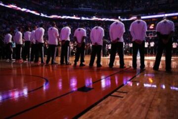 Miami Heat durante el himno nacional americano.