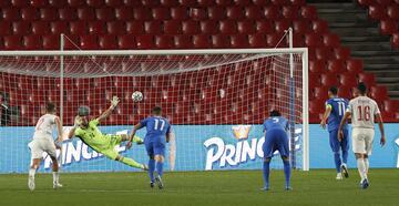 1-1. Tasos Bakasetas marcó el primer gol de penalti.