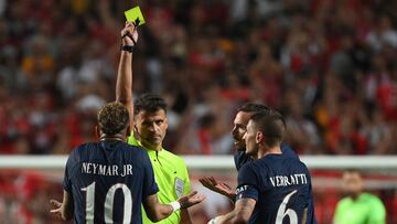 Paris Saint-Germain's Brazilian forward Neymar reacts to receiving a yellow card from Spanish referee Jesus Gil Manzano during the UEFA Champions League 1st round day 3 group H football match between SL Benfica and Paris Saint-Germain, at the Luz stadium in Lisbon on October 5, 2022. (Photo by FRANCK FIFE / AFP)