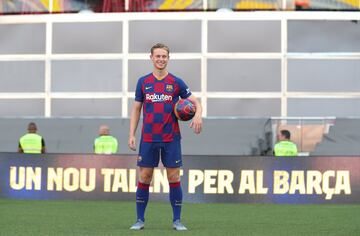 El jugador holandés Frenkie de Jong ha pisado por primera vez el Camp Nou con la camiseta del Fútbol Club Barcelona ante un gran número de barcelonistas.