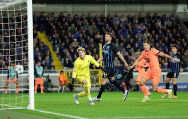 Y el Barcelona vuelve a empatar, por tercera vez en esta noche. Y, efectivamente, lo provocó Lamine Yamal. El '10' azulgrana sacó un gran centro con veneno, el cual fue desviado por Tzolis, con el balón superando a Jackers y colándose en la portería del Brujas.