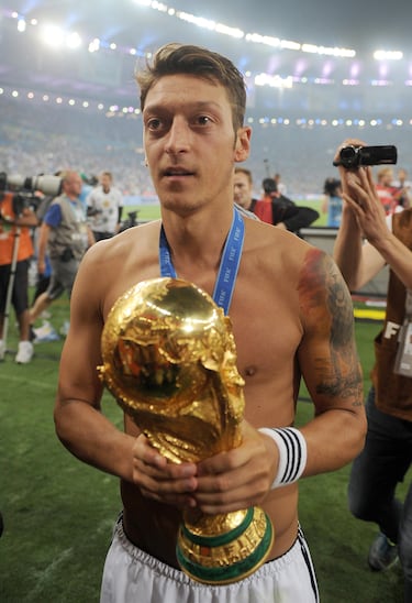 El excentrocampista alemán de ascendencia turca, exjugador del Arsenal y Real Madrid entre otros, es una de esas figuras solidarias silenciosas que a pesar de sus ingresos se mantiene alejado del lujo. Entiende como algo personal el tratar de ayudar a las personas más desfavorecidas. En una entrevista para el diario británico, “Sun”, el agente de Özil, el Dr. Erkut Sogut, contó alguna de las acciones solidarias que ha realizado a lo largo de su carrera. Entre ellas, financiar operaciones a niños necesitados, pagar comidas a refugiados en Turquía y Siria a través de la Cruz Roja, ayudar en situaciones de grandes catástrofes como el terremoto de Turquía de 2023, la construcción de una academia de fútbol en la ciudad natal de sus padres en Devrek (Turquía) y está trabajando codo con codo con la asociación benéfica infantil “Rays of Sunshine”. El alemán fue galardonado con el Premio Laureus 2014 por su trabajo solidario. 