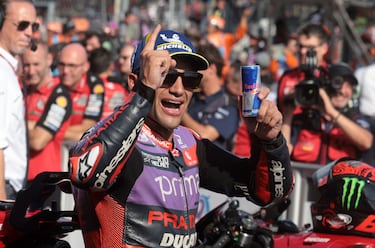 Jorge Martín celebra, junto a su equipo el Prima Pramac Racing, su victoria en la carrera del GP de Indonesia. Disputado en el Circuito de Mandalika.