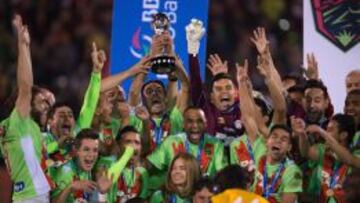 El equipo de CD Juárez levanta la copa.