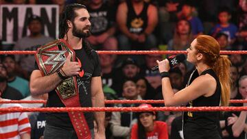 Seth Rollins y Becky Lynch, durante un espect&aacute;culo de la WWE.