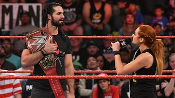 Seth Rollins y Becky Lynch, durante un espect&aacute;culo de la WWE.